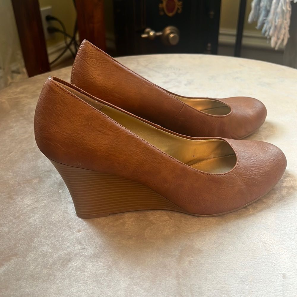 Like new! Sz 9.5 Dexter Wedge Heels EUC!